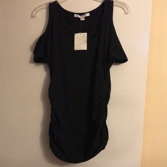 OFF THE SHOULDERS SASSY TOP (NEW WITH TAGS)! - Picture 1 of 9